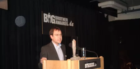 Ingo Ruhmann am Redner.innepult während der BigBrotherAwards 2001.